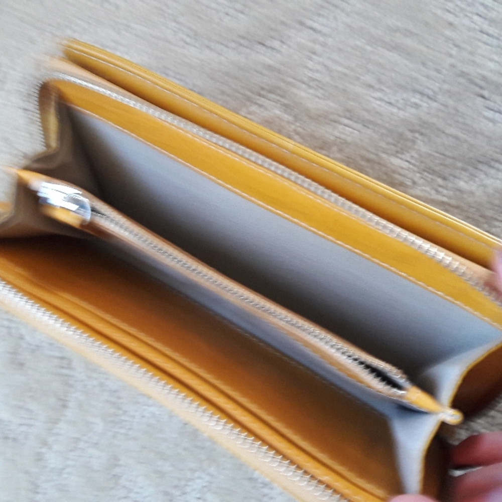 Banana Republic Wallet - Picture 3 of 5
